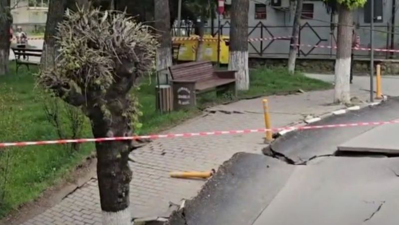 Stradă surpată Slănic