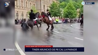 VIDEO Clipe de panică în Brașov! Doi cai s-au încăierat la Parada Junilor și i-au pus pe călăreți la pământ