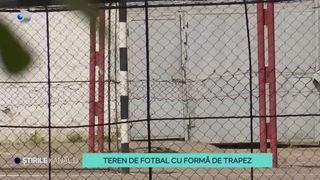 VIDEO Teren de fotbal cu formă de trapez. O eroare de execuție, sesizată de localnici. ,,Vor remedia situația &icirc;ntr-un timp c&acirc;t mai scurt''