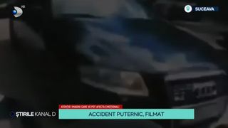 VIDEO Accident puternic &icirc;ntre o motocicletă și o mașină, &icirc;n Suceava. Scenele au fost filmate de camera montată pe casca de protecție a motociclistului
