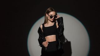 Topuri negre &ndash; 3 modele pe care merită să le ai &icirc;n garderobă