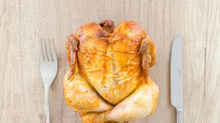 Președintele ANSVSA îi liniștește pe români! Controversatul pui galben poate fi consumat fără frică: „Nu au fost vopsiți”