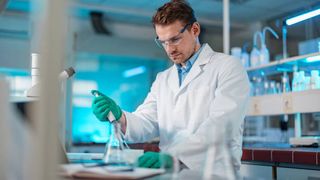  om care lucrează &icirc;n laborator