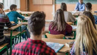 elevi &icirc;n sala de clasă