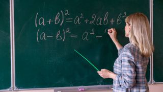 &ldquo;Fiecare centimetru din tine este perfect&rdquo;. Este unul dintre mesajele trimise de o profesoară de matematică unui elev. &rdquo;Bunda Becky&rdquo; este acuzată că a &icirc;ntreținut relații intime cu mai mulți minori