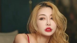 O t&acirc;nără a descoperit că are mai multe obiecte străine &icirc;n corp, după ce a fost controlată &icirc;n aeroport: &bdquo;Fața mea arată ca un puzzle!&rdquo;