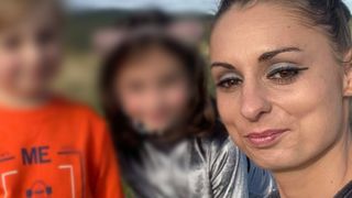 O româncă s-a aruncat de la fereastră, chiar sub privirile copiilor săi, pe care-i creștea singură. Ce a împins-o către gestul mortal, deși fetița a încercat să o salveze?