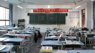 Scene șocante în incinta unei școli! Doi morți și zece răniți, după ce o femeie a înjunghiat mai multe persoane: „Mă întorc pentru a-mi consola copilul”