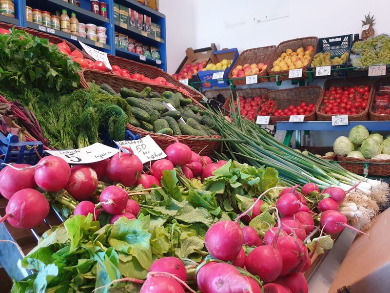 Care sunt legumele și fructele care rețin cele mai multe pesticide. Mare pericol pentru sănătate