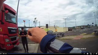 Un tânăr șofer de camion, avertizat de poliția rutieră.  