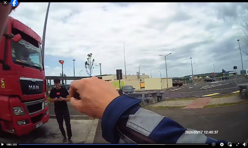 Un tânăr șofer de camion, avertizat de poliția rutieră.  