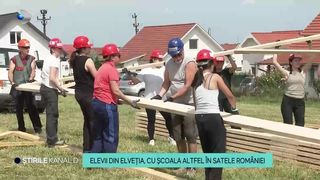 VIDEO Dorința de a face bine a adus liceeni din Elveția, în România! Mai mulți tineri au venit ca voluntari pentru a ajuta la construirea unor case pentru persoane nevoiașe