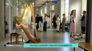 În această locație dimineața se bea cafea, iar seara au loc evenimente de gală