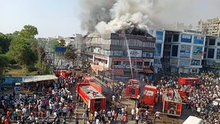 Incendiu într-un parc de distracții: cel puțin 27 de copii și părinți au murit 