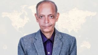 Astrologul indian Kushal Kumar folosește o diagramă de astrologie vedică