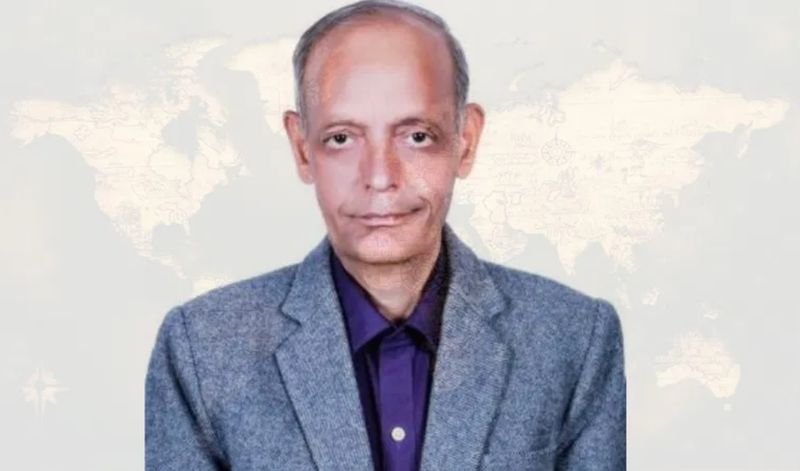 Astrologul indian Kushal Kumar folosește o diagramă de astrologie vedică