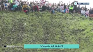 VIDEO Goana după brânză! Sute de oameni s-au întrecut în Marea Britanie într-un concurs neobișnuit