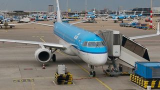 O persoană a murit după ce a fost aspirată &icirc;n motorul unui avion pe aeroportul din Amsterdam. "S-a auzit un zgomot infernal"