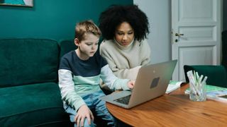 Angajarea bonelor din Asia. Cum pot fi eliminate barierele lingvistice &icirc;nainte să influențeze productivitatea la locul de muncă?