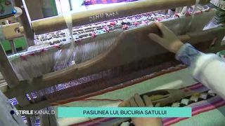 VIDEO Pasiunea lui, bucuria satului! Un tânăr de 17 ani confecționeză obiecte tradiționale la războiul de țesut și are un muzeu în propria casă