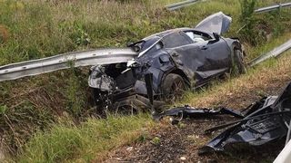 Scene incredibile pe A1! O mașină, străpunsă în plin de balustrada de pe marginea drumului. Șoferul a supraviețuit ca prin minune