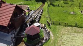 VIDEO Asta-i Rom&acirc;nia: Moara de apă care a pus satul Bologa pe harta turistică din zonă. Povestea locului este veche de șase generații