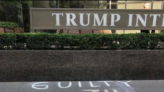 Donald Trump gasit vinovat