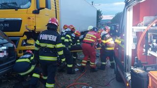 VIDEO Tragedie în Mureș, după ce două camioane și o mașină s-au ciocnit! 8 persoane rănite, dintre care 3 sunt în stare critică