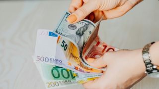 Și-a păcălit prietena că are o boală gravă, să facă rost de 10 000 de euro! Femeia țepuită a depus plângere penală