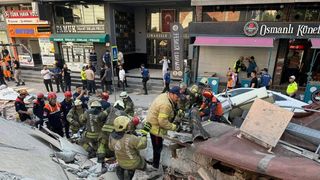 VIDEO Un bloc cu 5 etaje din Istanbul s-a prăbuşit! O persoană a murit și 8 sunt rănite