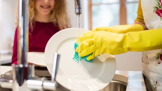 Ai pielea uscată din cauza săpunului? Alege detergenți de vase bio și scapă de această problemă!