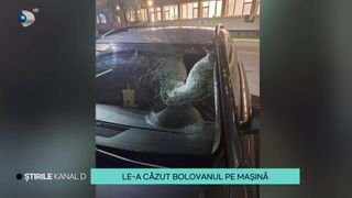 VIDEO Le-a căzut bolovanul pe mașină! Ce s-a întâmplat cu cei care erau în autovehicul?
