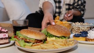 A mâncat cinci mese tip fast food pe zi și a ajuns să cântărească 127 de kilograme. Ireal cât a slăbit, după o decizie de moment. Cum a ajuns să își schimbe radical viața