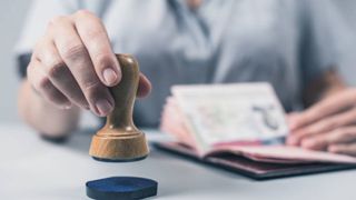 S-au schimbat regulile privind eliberarea pașaportului simplu temporar! Legea a fost aprobată de Klaus Iohannis