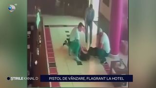VIDEO Pistol de v&acirc;nzare, flagrant la hotel! Autoritățile au prins un individ care tocmai &icirc;ncerca să v&acirc;ndă arma
