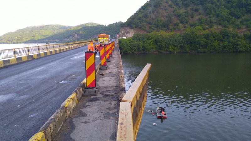 Un TIR a căzut în Dunăre de pe un viaduct. 
