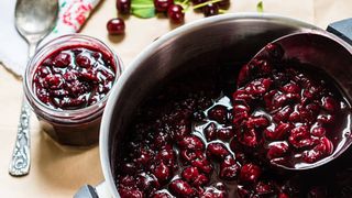 Cum faci gem de cireșe fără zahăr. Trucul care te ajută să conservi gemul în lipsa zahărului