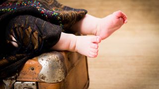 O femeie și-a abandonat cei trei copii, în aceeași zonă, la câțiva ani distanță. Ultimul bebeluș lăsat în voia sorții a fost Elsa, care avea doar o oră de viață