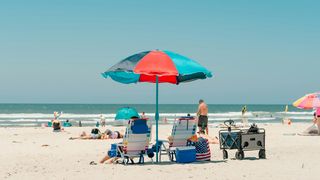 Cu cât se închiriază un șezlong în Mamaia? Prețurile sunt mai mari decât pe plajele din Grecia 