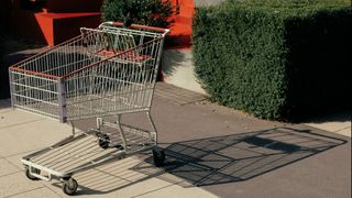 „Mi-am văzut moartea cu ochii” Incident straniu la un supermarket din Capitală! Bunică și nepot, curentați după ce au pus mâna pe căruciorul de cumpărături