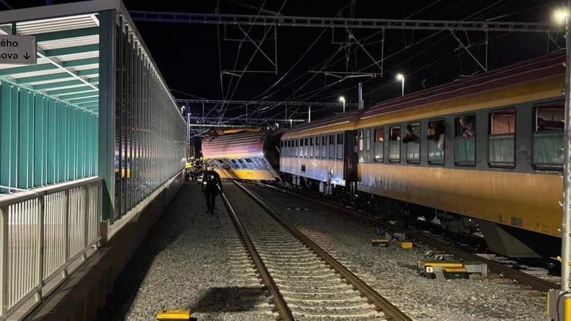 Cel puțin patru persoane au murit în accidentul de tren din Cehia