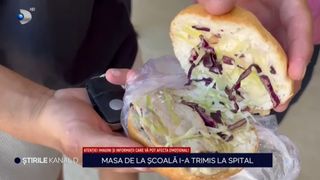 VIDEO Masa de la școală i-a băgat în spital. Zeci de elevi au primit sandviciuri mucegăite
