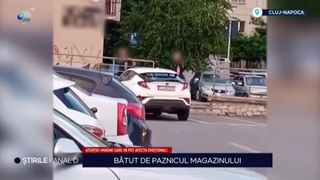 VIDEO Scene ireale în fața unui magazin din Cluj! Un bătrân a fost bătut de paznic, sub ochii martorilor care au asistat nepăsători