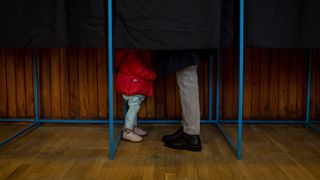 Poți să intri în cabina de vot alături de un copil la alegerile din 9 iunie 2024?