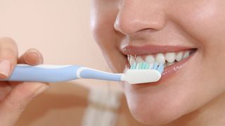 pasta de dinti si guma de mestecat