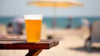 Cât a ajuns să coste un pahar cu bere la draft pe litoralul românesc. Trebuie să scoți mulți bani din buzunar