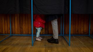 &Icirc;n data de 9 iunie 2024, secțiile de votare pentru alegerile locale și europarlamentare din Rom&acirc;nia s-au deschis la ora 7:00 și se &icirc;nchid la ora 21:00.