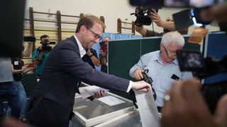 Dominic Fritz, după ce a fost filmat împărțind cafea în secția de votare: "Pentru că nu sunt un bou..."