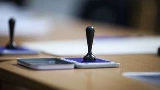Surpriză pentru unii alegători din București! Au primit buletine de vot deja ștampilate