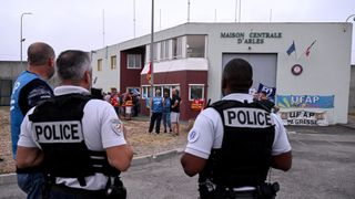 A votat la Alegerile din 9 iunie 2024 ca să scape din &icirc;nchisoare! Cum a reușit să fugă de sub escorta poliției?